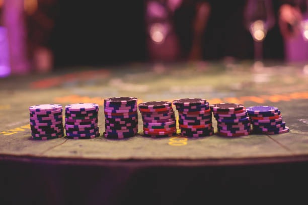 Live Sic Bo Dadu dealer shaking dice cup and revealing three dice result Live Sic Bo Dadu dealer shaking dice cup and revealing three dice result